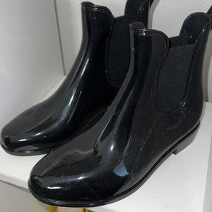 Super cute ankle boots can be worn in snow or rain